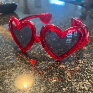 Super cool flashing Heart glasses. Can be for any occasion. Love it 😍